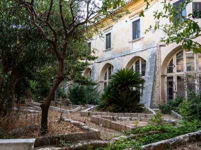 Il pi� grande � articolato in stretti sentieri in pietra...
